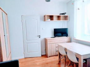 Apartment Krakow - blisko Centrum - Podgórze, kuchnia, łazienka, sypialnia z dwoma łóżkami